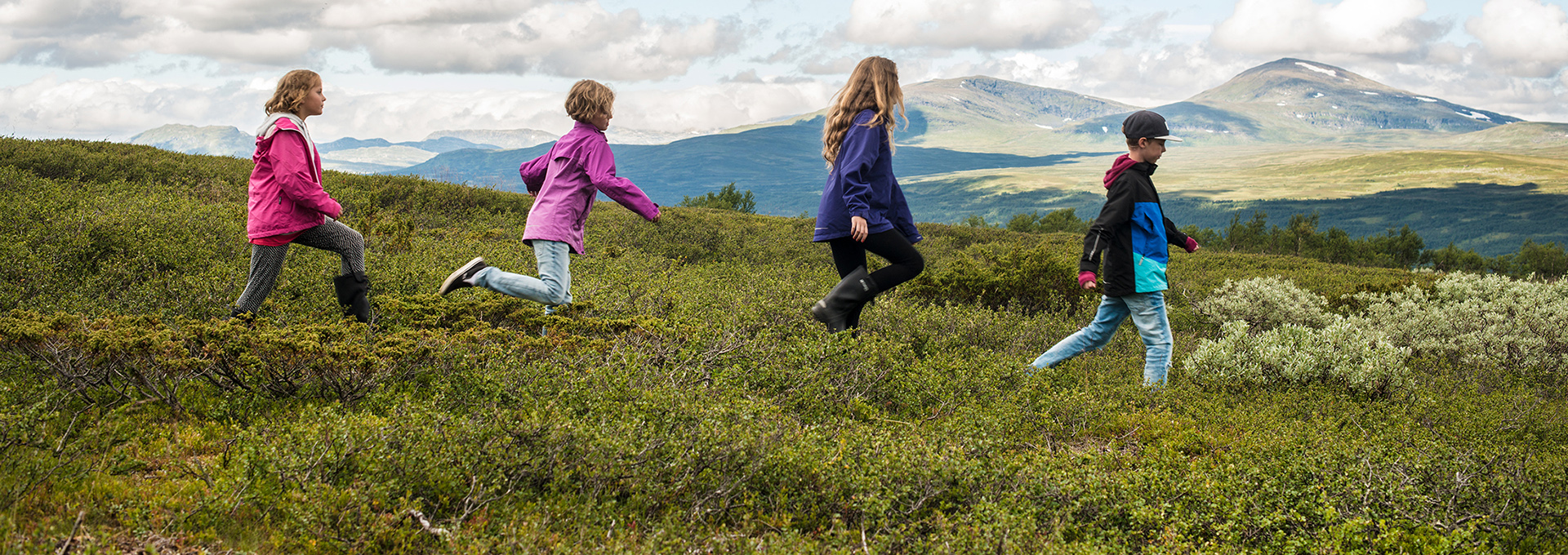 Children hiking to the top of Ramundberget