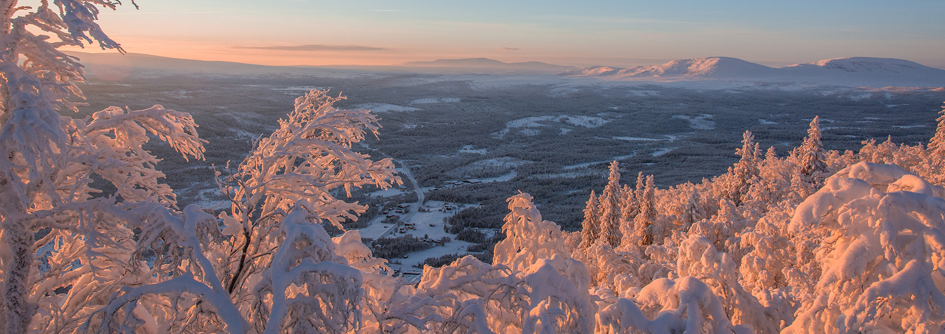 Frostig vintervy över Ramundbergets dalgång