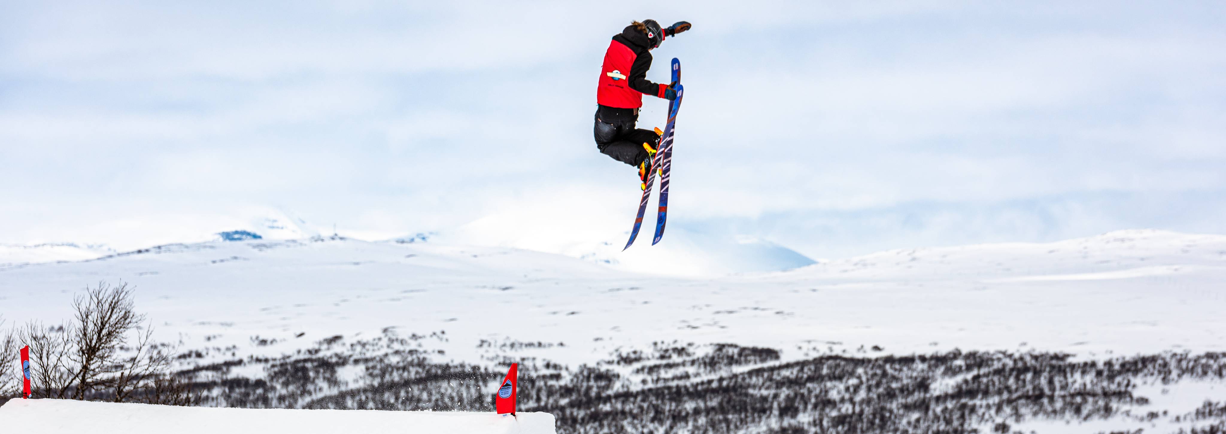 Skidlärare åker skidor i skogen