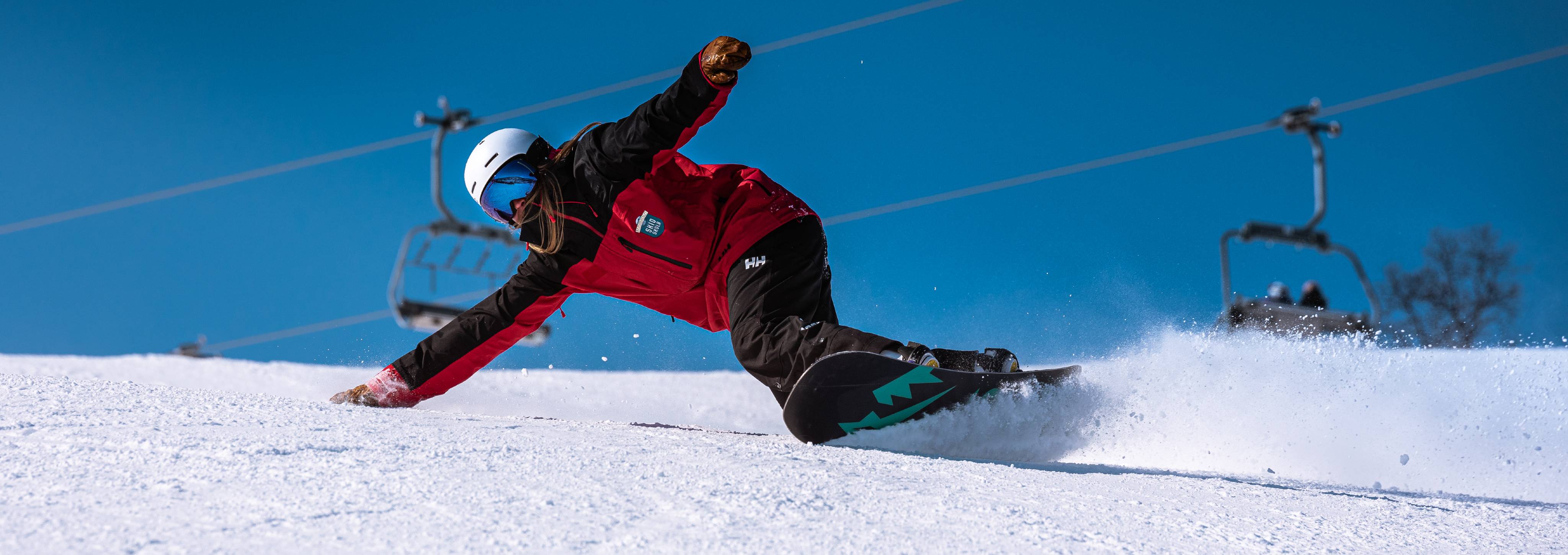 Barn går i snowboardskola