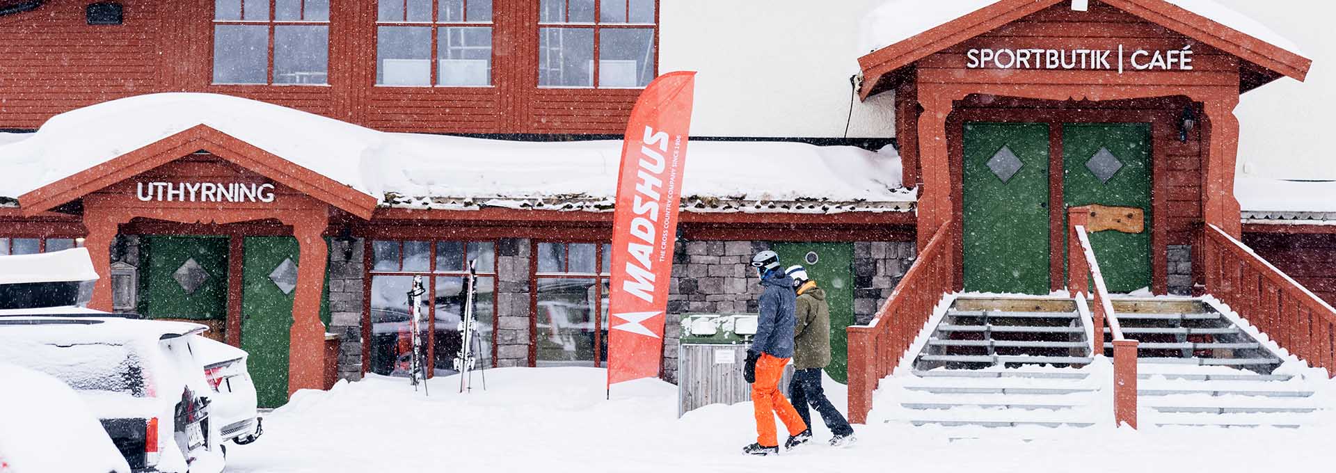 Människor sitter på fjäll och tittar på utsikten